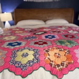 Vintage grandmother‘s flower garden quilt